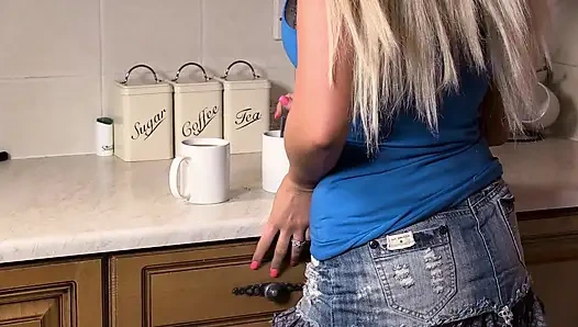 Blondes schätzchen mit dicken möpsen wird gefickt