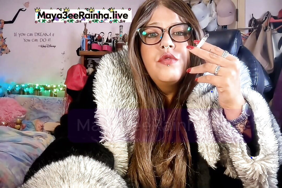 Chainmoking královna v kožešinách BBW MILF zelené oči, červené nehty, rty a ignorování tebe