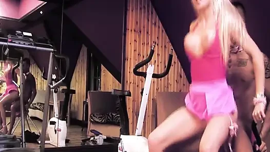 Adegan 3_busty liar tante seksi rambut pirang yang nggak pernah puas berujung ngentot sama pelanggan di ruang gym