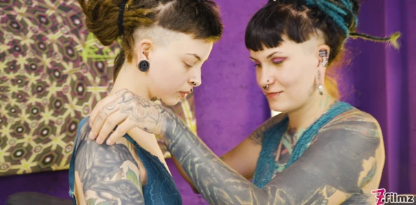 Cynthia si lesbian rambut gimbal melahap memek leo dengan mainan seks favoritnya