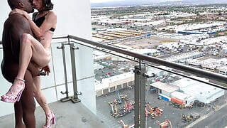 Lupanje na balkonu w Ria Bently