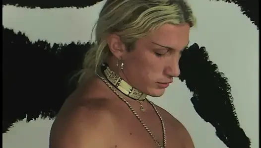 Güzel Sarışın Sihir Bekliyor Ama Çok Fazla Penis Alıyor