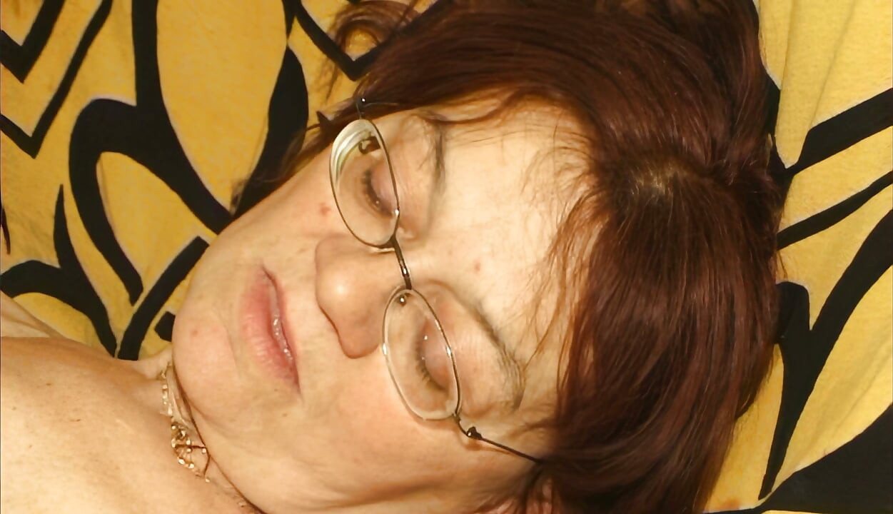 Abuela peluda con gafas se traga la polla hasta el fondo