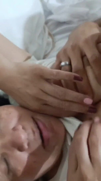 Une MILF avec un gros cul fait son premier trio avec son beau-fils pervers et la voisine lui taille une super pipe | Clip 1