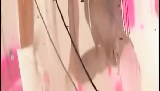 Güzel zenci küçük memeli bebek astride duruyor ve içine yarak alıyor