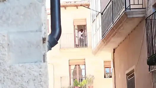 Сосед шпионит за мной