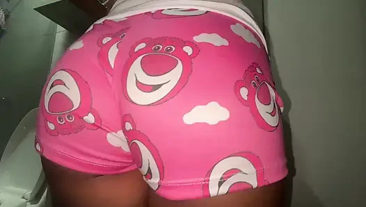 Aku menempelkan dildo saya sepenuhnya dan mengerang seperti pelacur