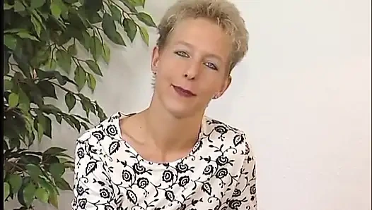 Kısa saçlı sarışın bebek oyuncu seçmelerinde amcığıyla mastürbasyon yapıyor