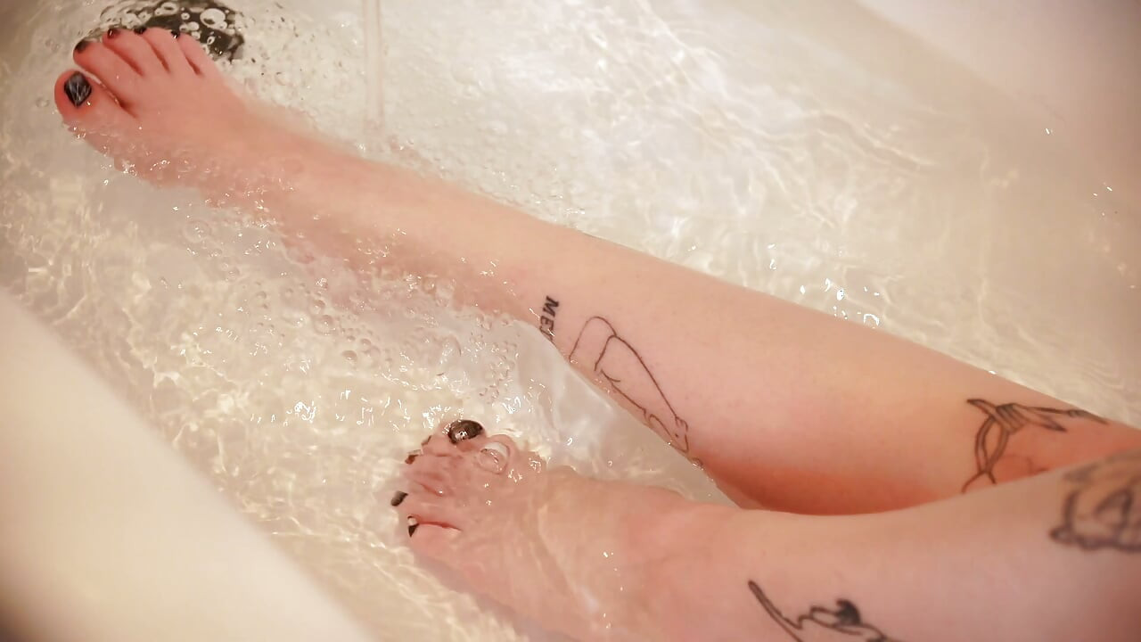 Moment torride dans le bain par une rousse et fétiche de l’électricité