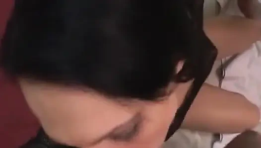 Cewek menggoda rambut cokelat lagi asik nyepong dan fingering memek bebasknya