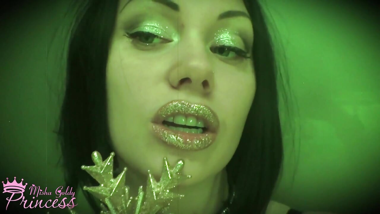 The most mesmerizing  golden lipstick