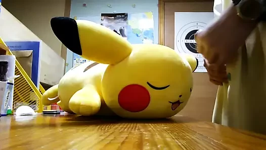 Pikapikachu peluş mantarı ovalayın.