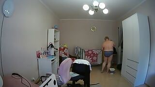 Ibu mertua membersihkan kamar telanjang