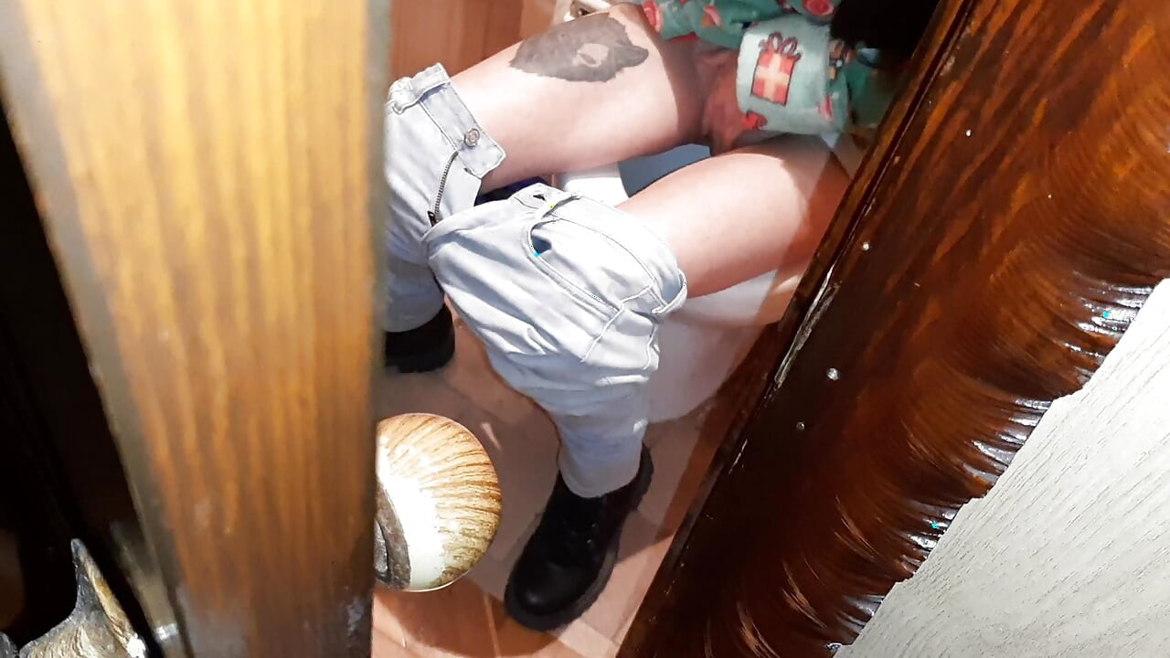 I caught a stranger masturbating on the toilet in a public restroom and we came at the same time