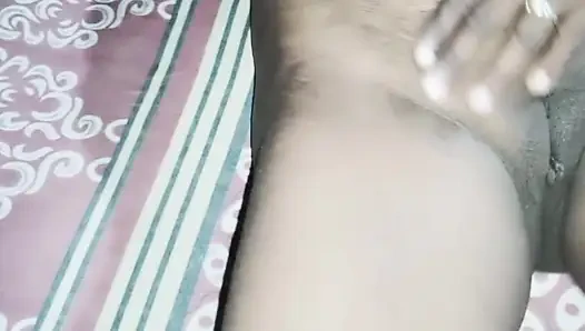 Тугая девственная киска (18+) Индийская зрелая домохозяйка трахает пальцами и мастурбирует впервые в деревне