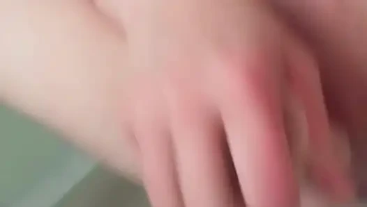 Aku lagi asik ngentot memek becekku pakai dildo di kamar mandi