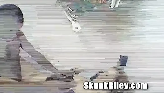 Черный скакун с большим хуем Riley трахает шлюху-милфу в прачечной, грязная начинка пиздой большим черным членом