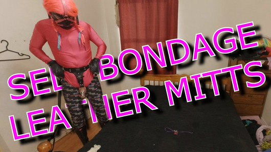 Self bondage dans des mitaines en cuir, combinaison en lycra, collants, bottes hautes en pvc, bâillonné dans la chasteté ...