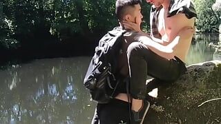 Lindo jóvenes novios blancos asiáticos chupan y se masturban románticamente al aire libre