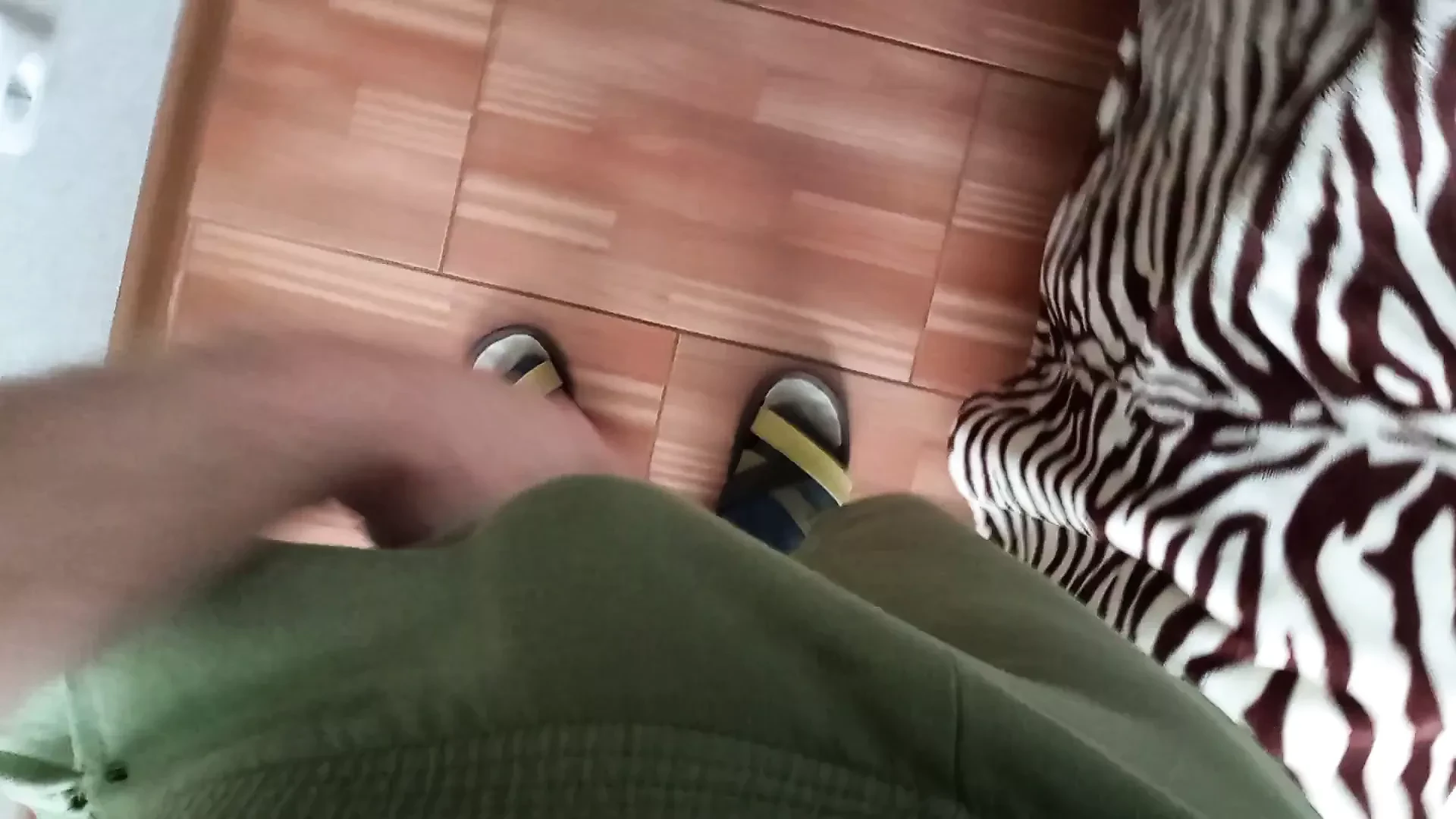 Salpicado todo el piso con esperma