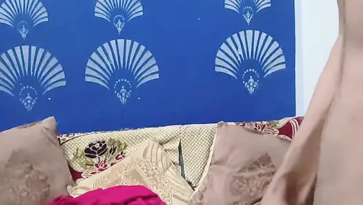 Hintli ev hanımının yatak odasında emiyor