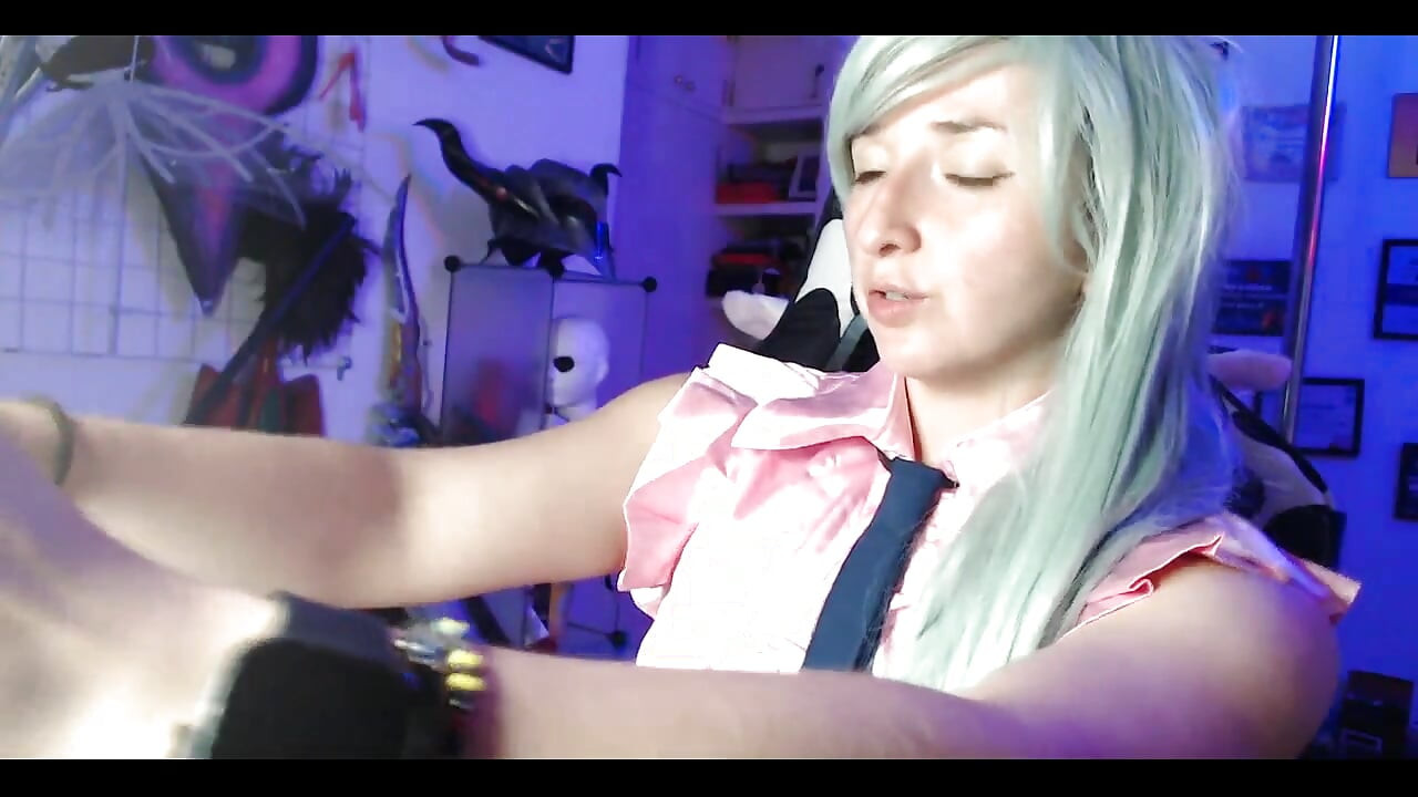 私のコスプレはもっと辛くなりました!