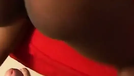 Perfektes ebenholz, französisches schätzchen isst sperma nach perfektem blowjob