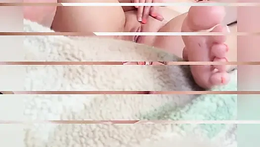 Sabah orgazmı! Güzel bacaklı bir kız amını okşuyor.