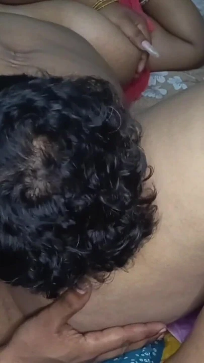 "मेरी सौतेली मम्मी ने मुझे किसी बहाने से बुलाया और मुझे अपनी चूत चाटने और लाल करने के लिए कहा"