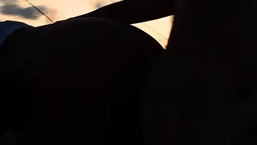 Kız arkadaşıma üniversitenin çatısı üzerinde hızlı bir sikiş yapıyorum