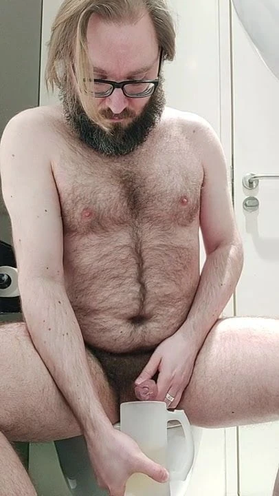 Mear bebiendo a pedido de misterprecum
