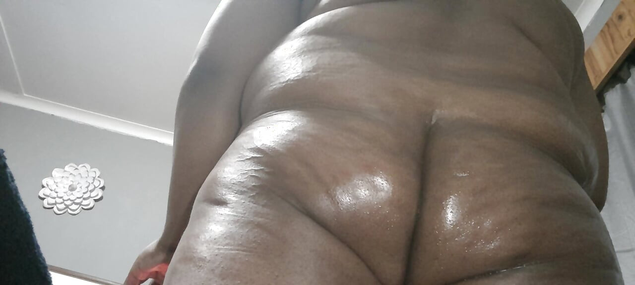 สาวสวยตัวใหญ่ข้ามเพศช่วยตัวเองและถึงจุดสุดยอด