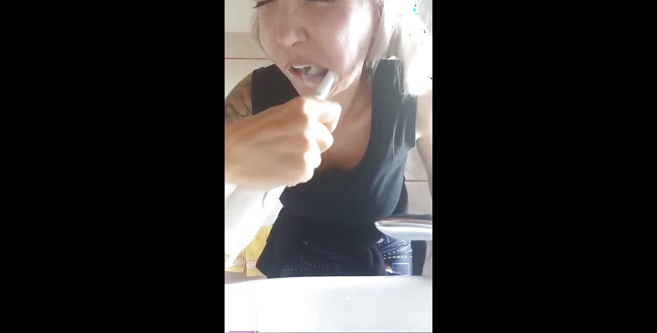 이빨을 닦는 것이 중요하고 Chantal은 그녀의 입을 채우는 것을 좋아합니다 ... 치약