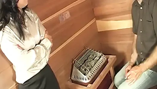 Tante bahenol ini muncrat dan telan sperma hangatnya di kantor