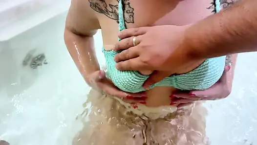 Whirlpool mit meiner heißen blonden stiefschwester endet mit einem spermaschlucken