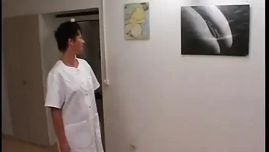 Suster seksi dengan stoking seksi ini dientot habis-habisan sama dua dokter sampai mengerang keenakan