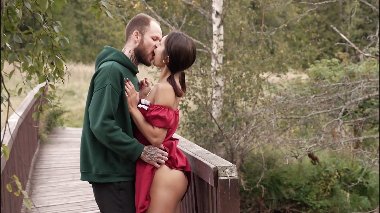 A Walk in Nature, I Fucked My Brunette Girlfriend on the Bridge and Filled Her Mouth