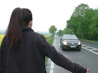 Deutscher Fahrer lässt nur sexy versaute Mädchen Platz nehmen