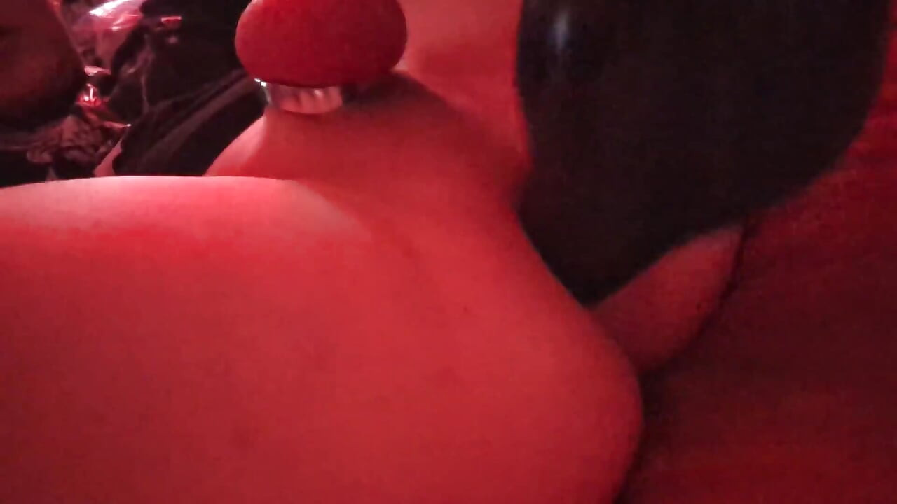 Femboy cvili dok mu se rupa rasteže