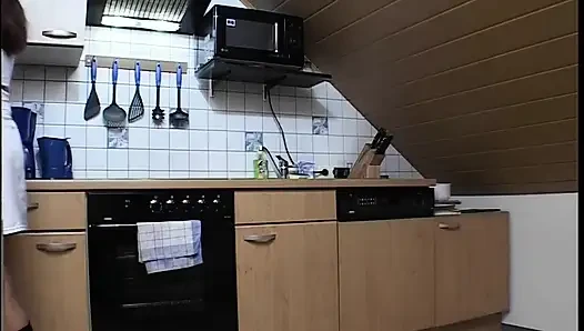 İri göğüslü esmer orta yaşlı seksi kadın mutfak nesneleriyle vahşice mastürbasyon yapıyor