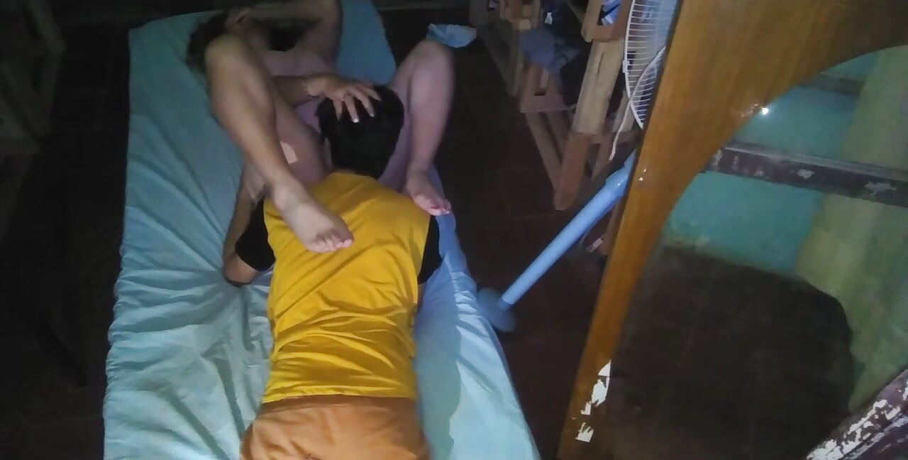Chupando a mi linda novia por la noche