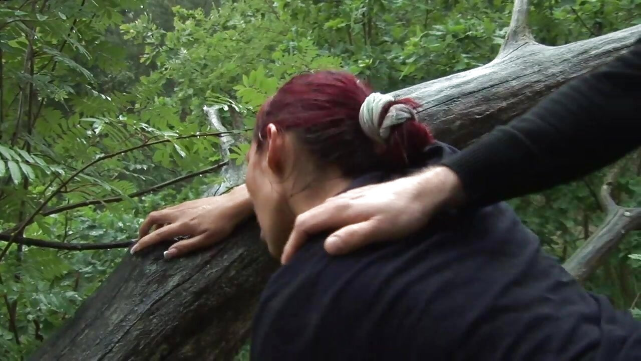 حمراء الشعر ساخنة في الهواء الطلق