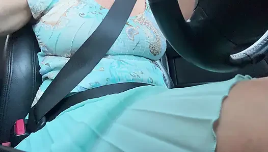 Eine elegante dame fährt zur arbeit und reibt ihre muschi mit ihrer hand zwischen ihren heißen schenkeln