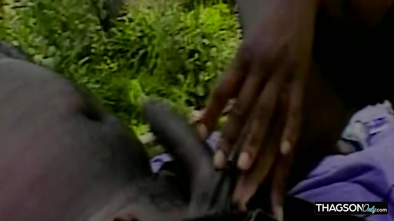 Ebony Babe Stretched Wide by Throbbing BBC in Outdoor Pound