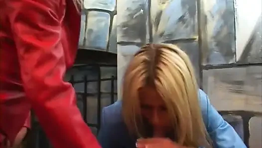 Domaltmalı hatunlar ateşli bir üçlü grup sekste yarak emdikten sonra doğal göğüslerine boşalıyor