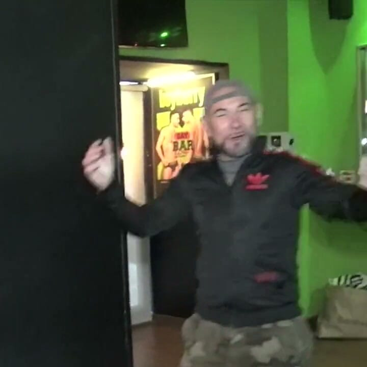 Basie em um bar em público