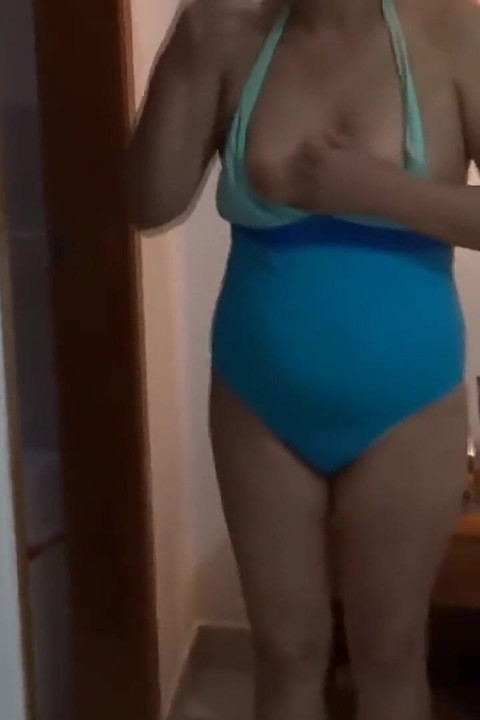 Latinska maćeha na odmoru na plaži pokazuje se u bikiniju