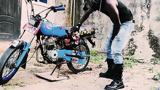 Seks berdiri di atas sepeda motor - gangster biker mungil ngentot suaminya di garasi umum