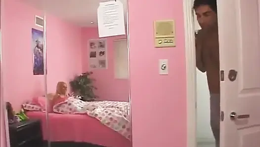 Baştan çıkarıcı sarışın genç kız yarağa biniyor ve yatak odasında yüzüne boşalma