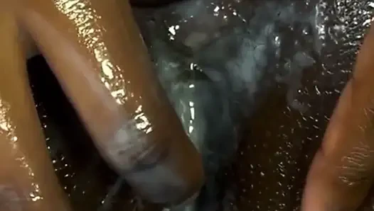 Amcığımı sağıyor
